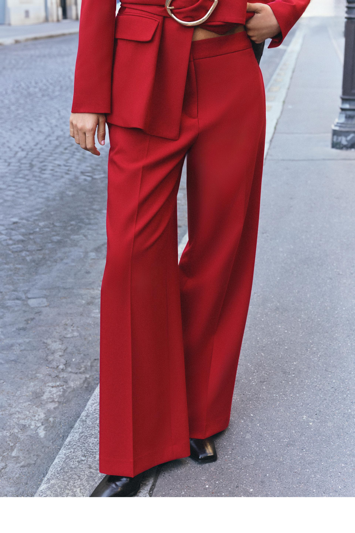 Zweiteiler für Damen mit rotem Blazer und Hose mit weitem Bein, formelles Anzug-Outfit mit Reverskragen und Gürtel