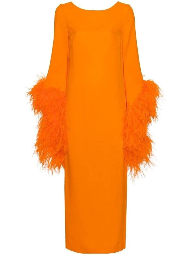 Oranges langärmliges Midikleid in Säulenform mit Bootsausschnitt und Federbesatz an den Manschetten