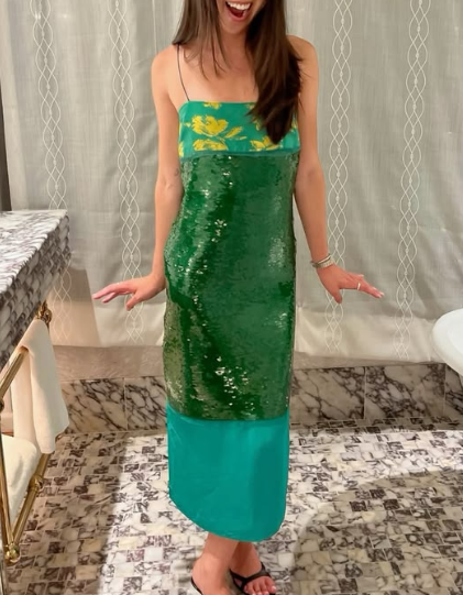 Vestido midi até ao chão com padrão floral, lantejoulas verde-esmeralda e blocos de cetim