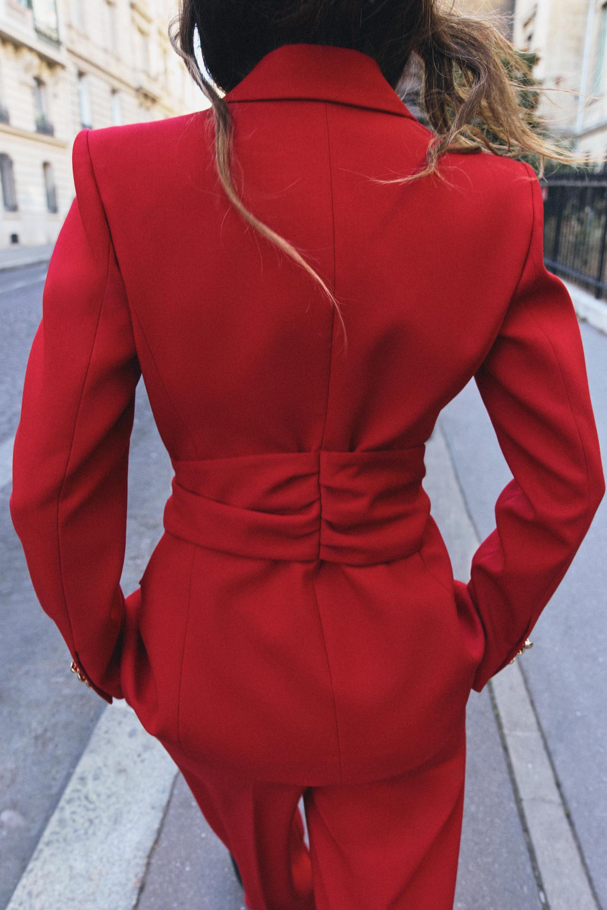 Zweiteiler für Damen mit rotem Blazer und Hose mit weitem Bein, formelles Anzug-Outfit mit Reverskragen und Gürtel