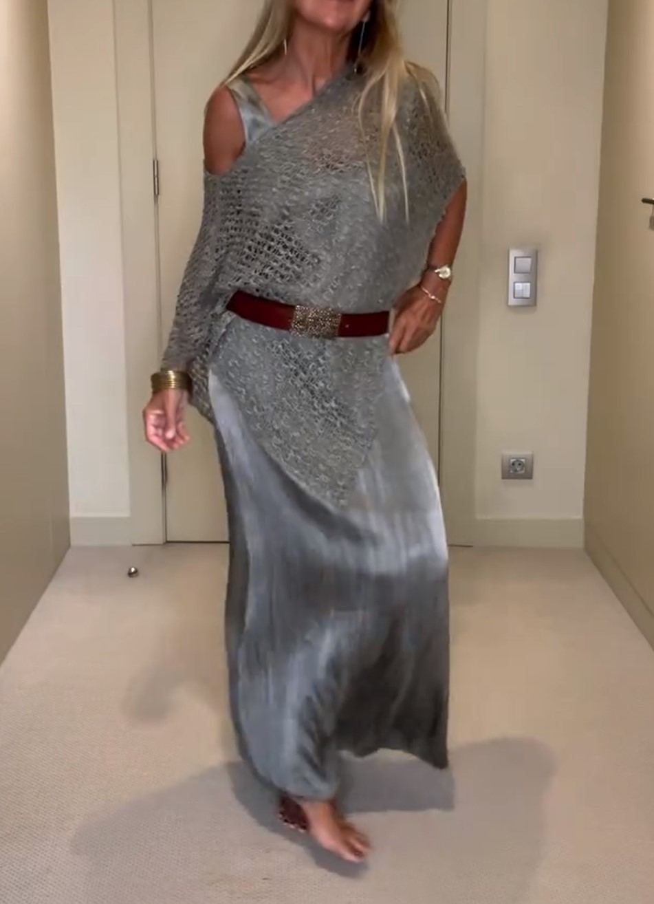 Vestido largo plisado con capa superpuesta de punto calado
