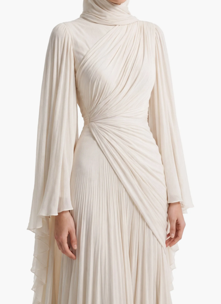 Élégante robe longue en mousseline plissée à col montant et manches cape