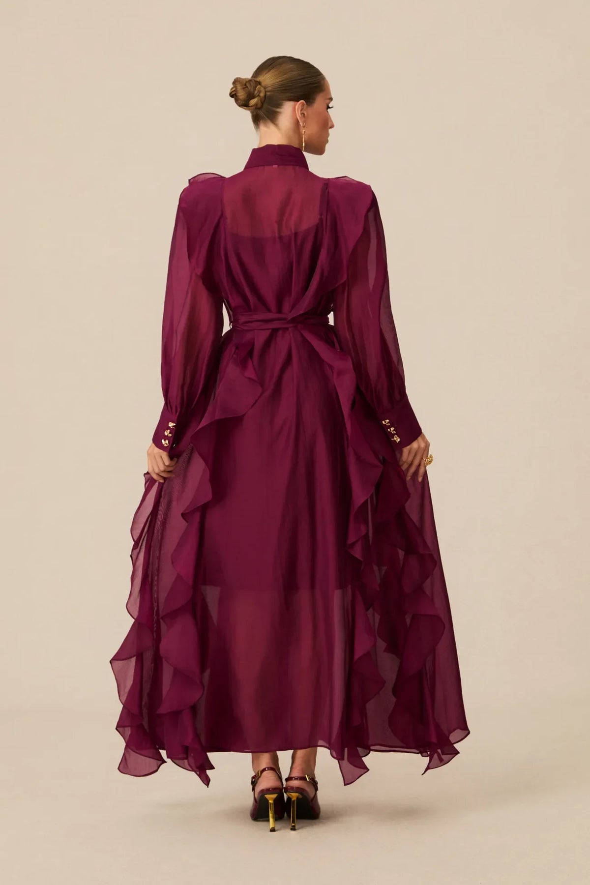 Vestido comprido cor de vinho em chiffon, com folhos, laço no pescoço e mangas compridas