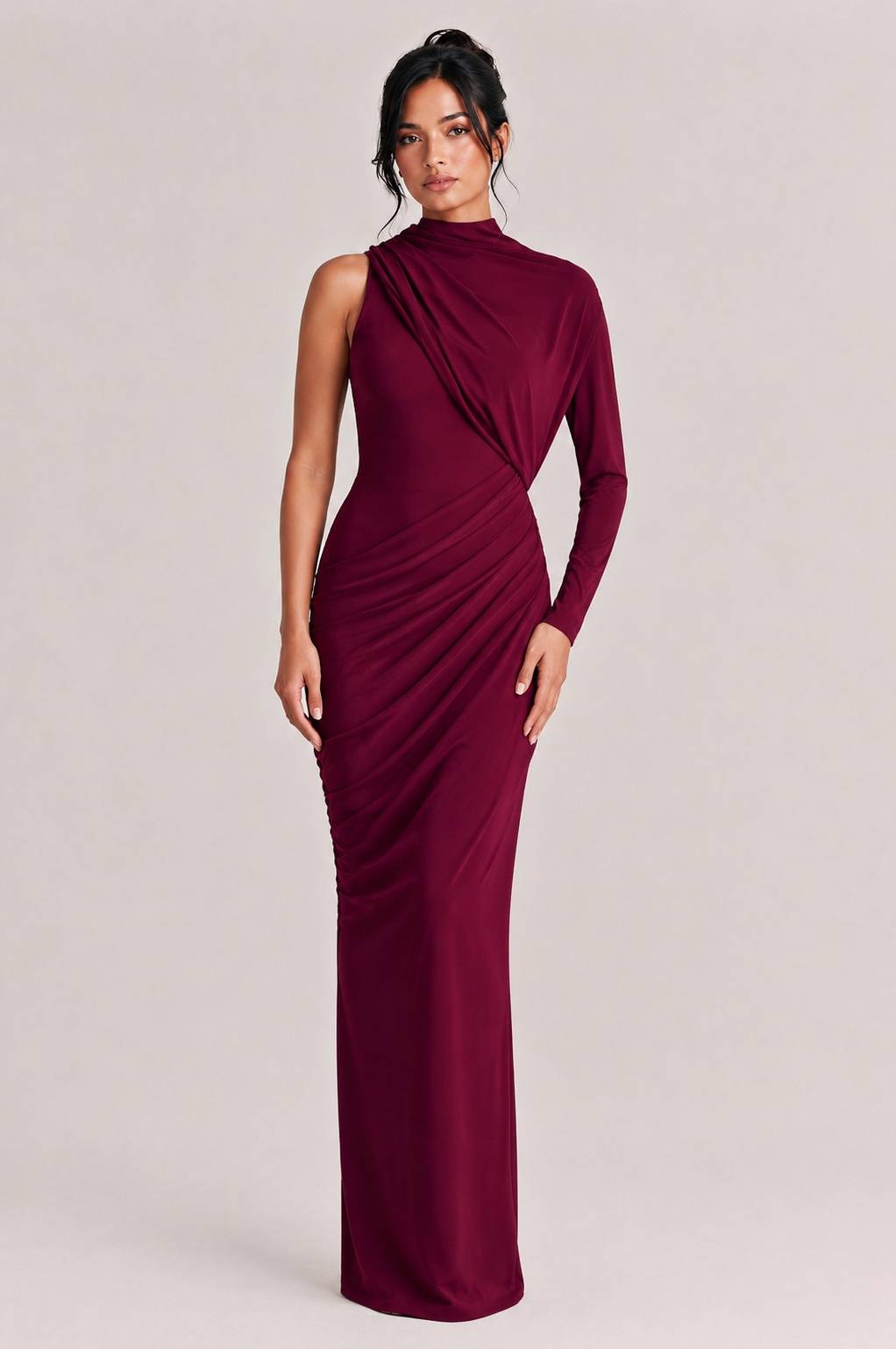 Elegantes asymmetrisches Maxikleid mit einem Ärmel und Drapierung