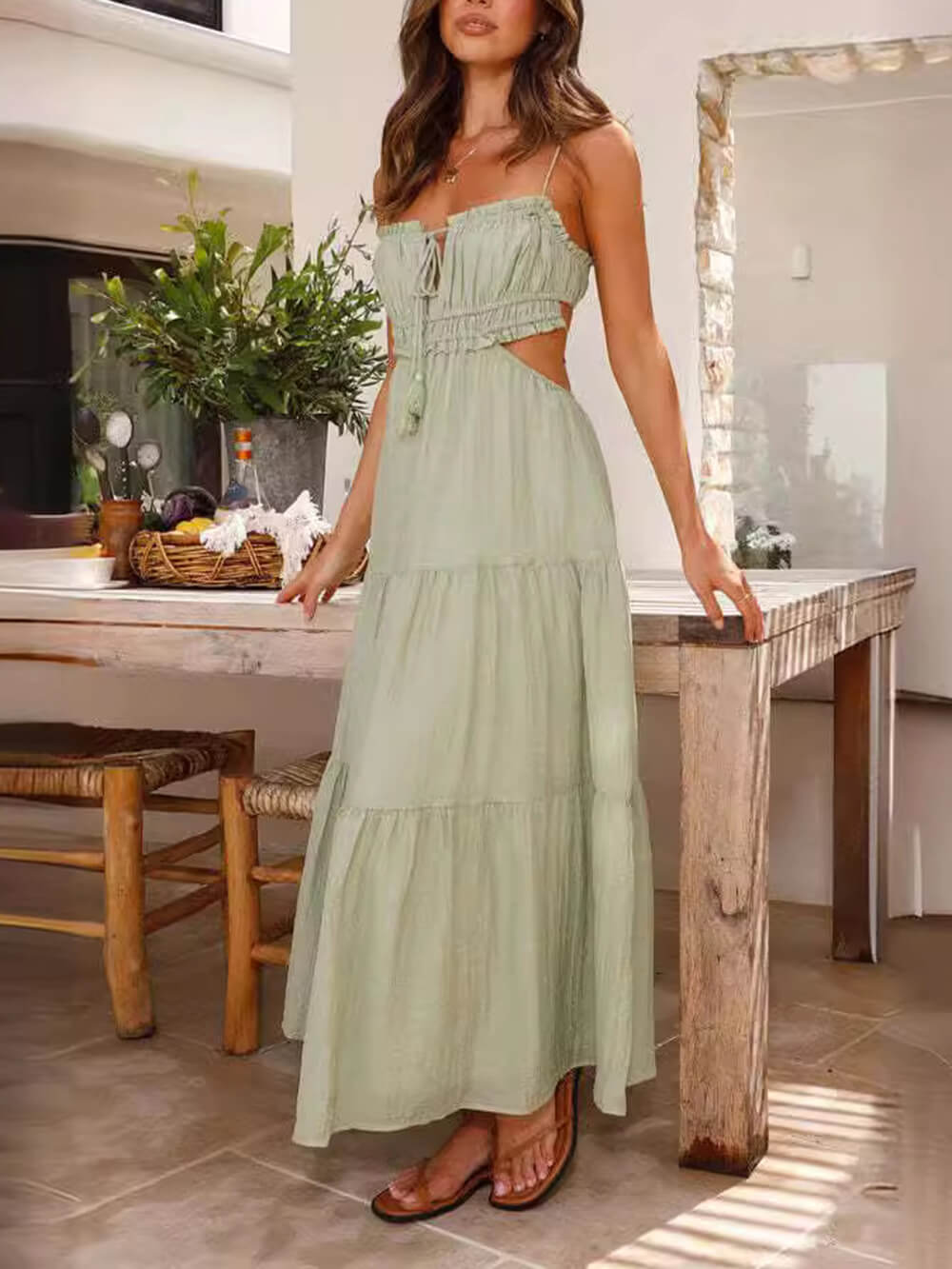 Vestido sem mangas com recortes vazados, pregas, patchwork e bainha ampla