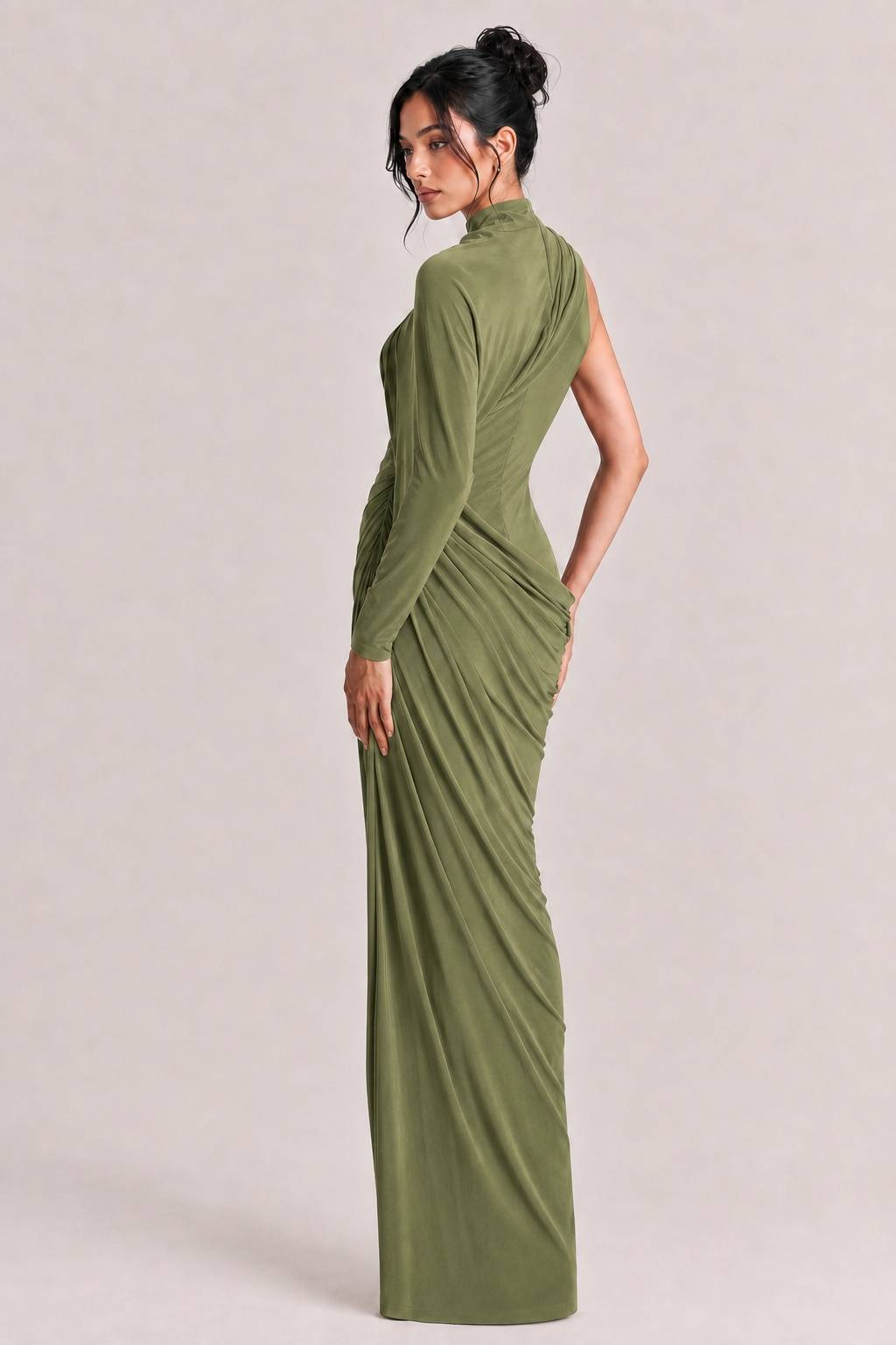 Elegantes asymmetrisches Maxikleid mit einem Ärmel und Drapierung