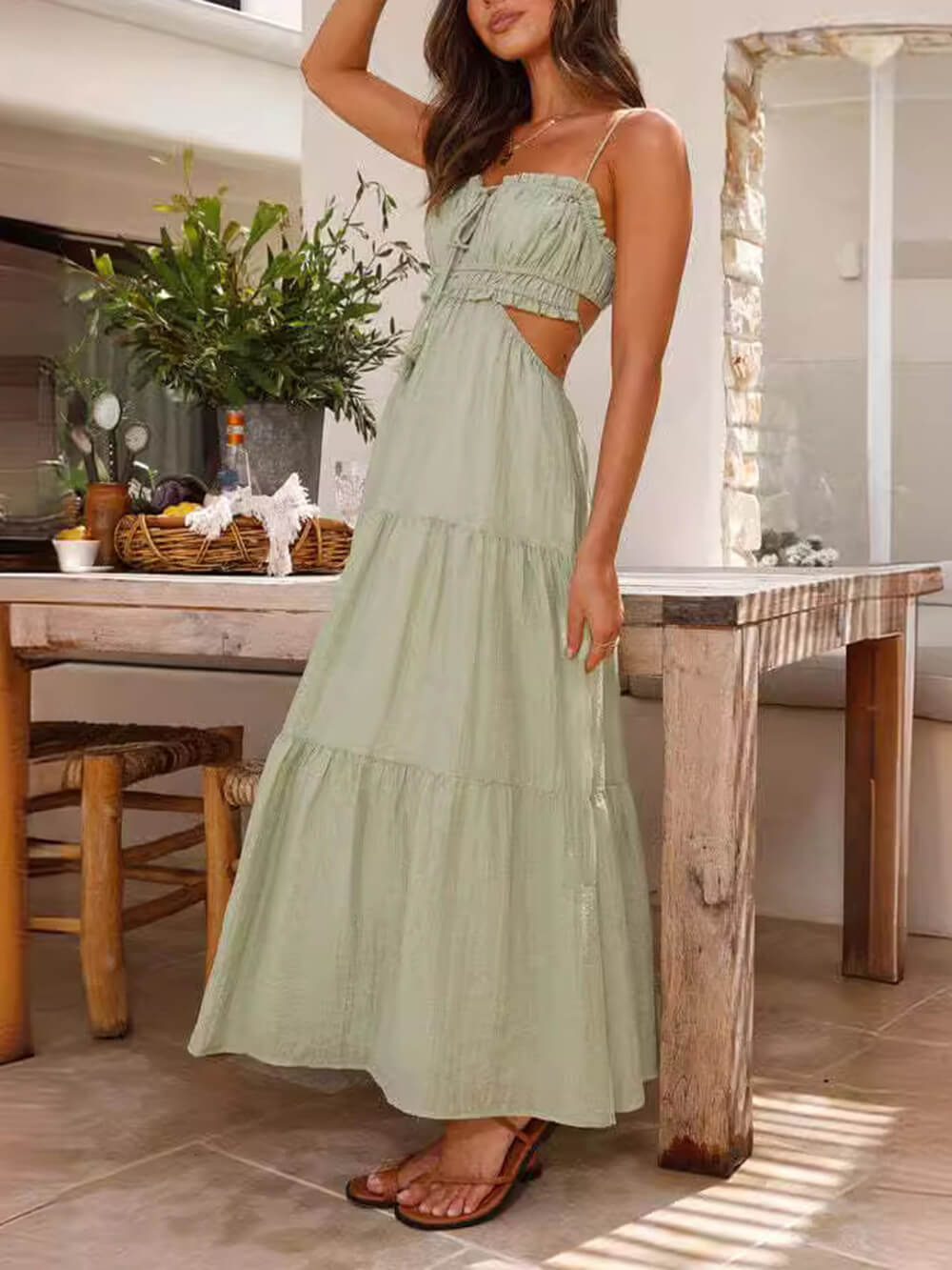 Vestido sem mangas com recortes vazados, pregas, patchwork e bainha ampla