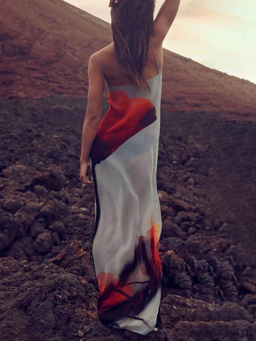 Vestido maxi evasé para férias, com alças finas e padrão abstrato de tulipas