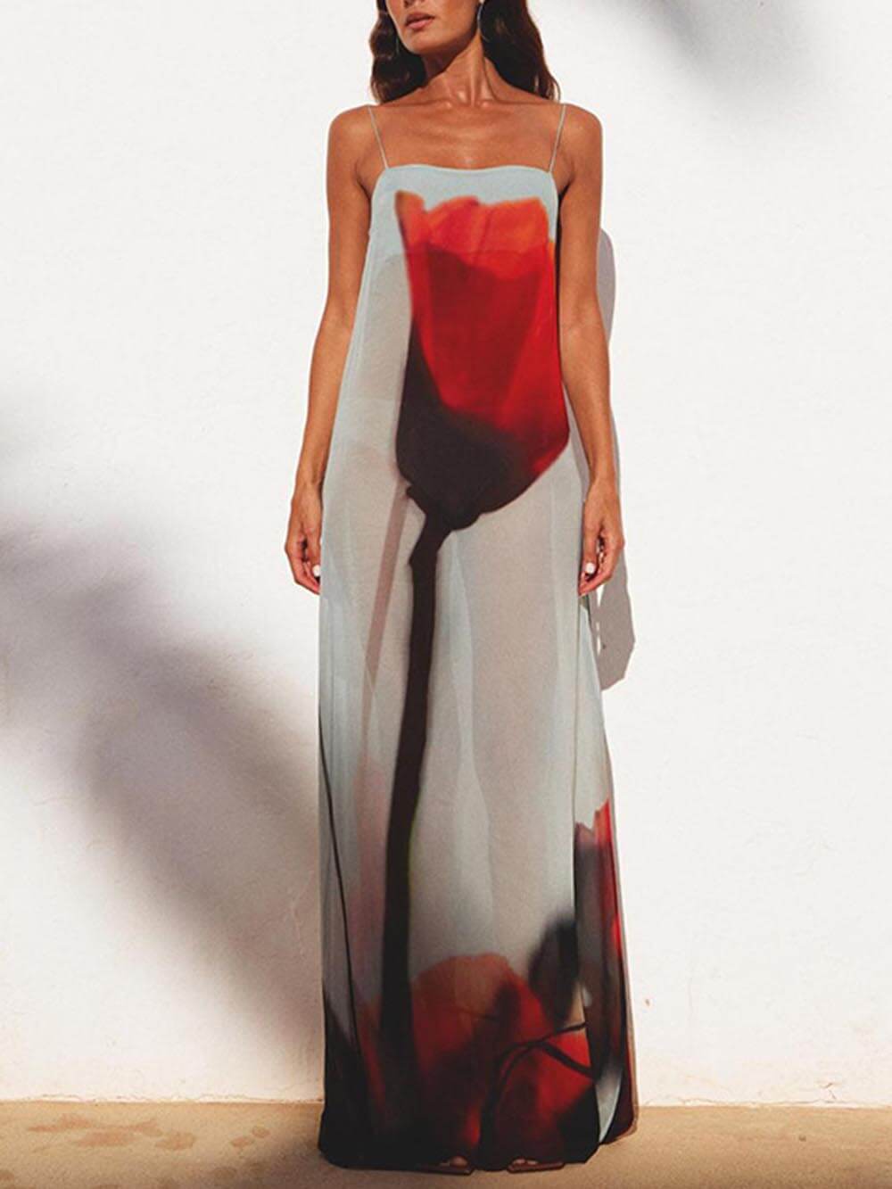 Vestido maxi evasé para férias, com alças finas e padrão abstrato de tulipas