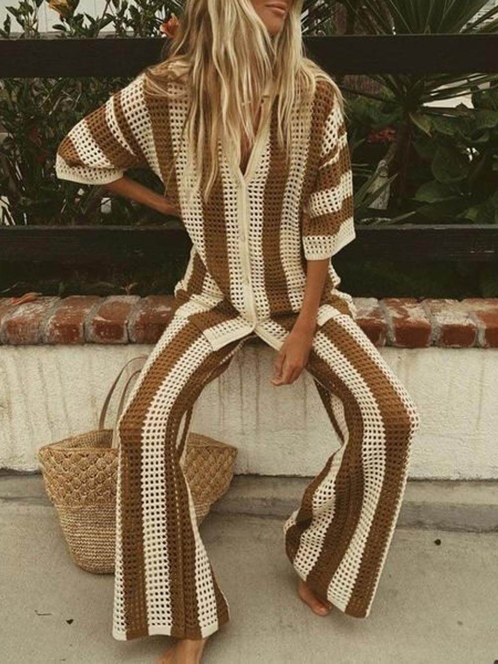 Conjunto de camisa às riscas, larga, com decote em V e recortes, e calças de perna larga
