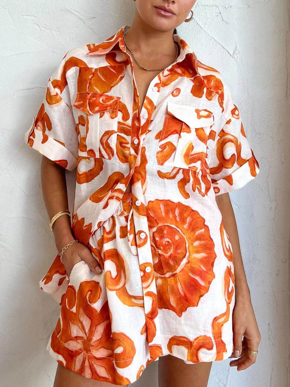 Conjunto de camisa larga com lapelas e calções com estampado exclusivo