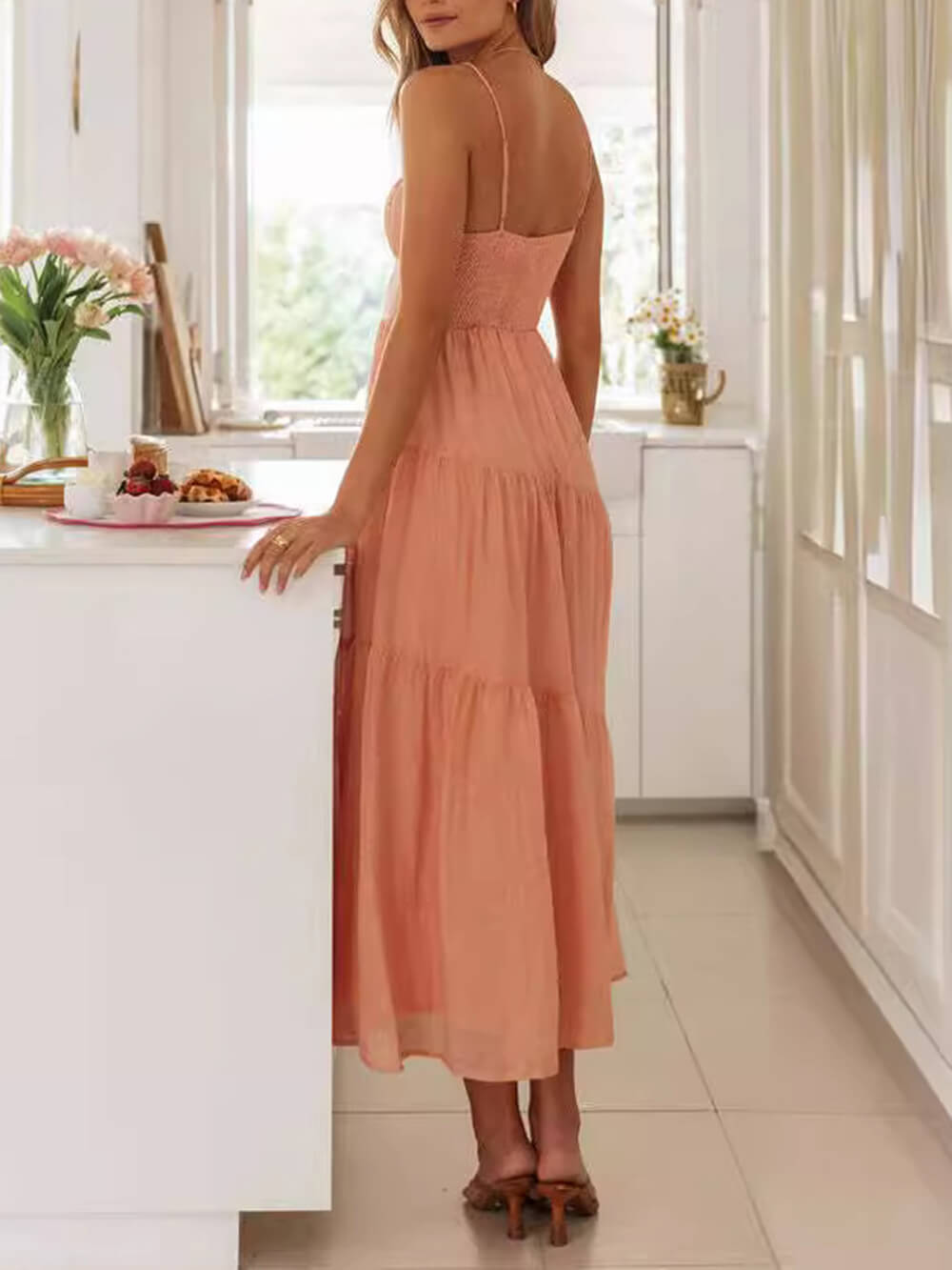 Vestido de alças sem mangas, com costas descobertas, atilhos e patchwork