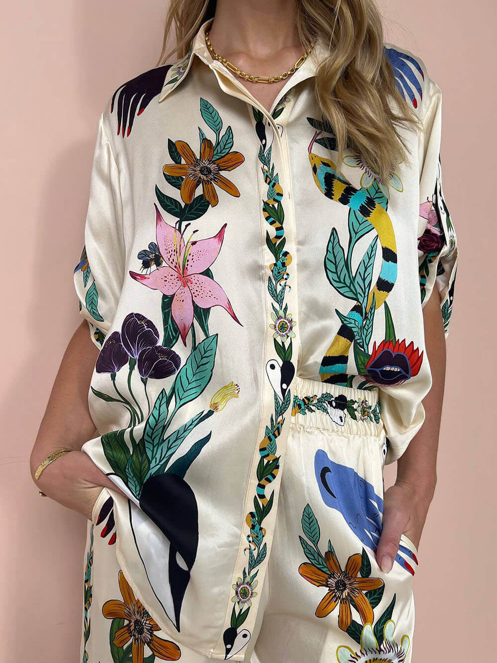 Blusa extragrande de satén con botones y estampado exclusivo, de estilo moderno y sofisticado