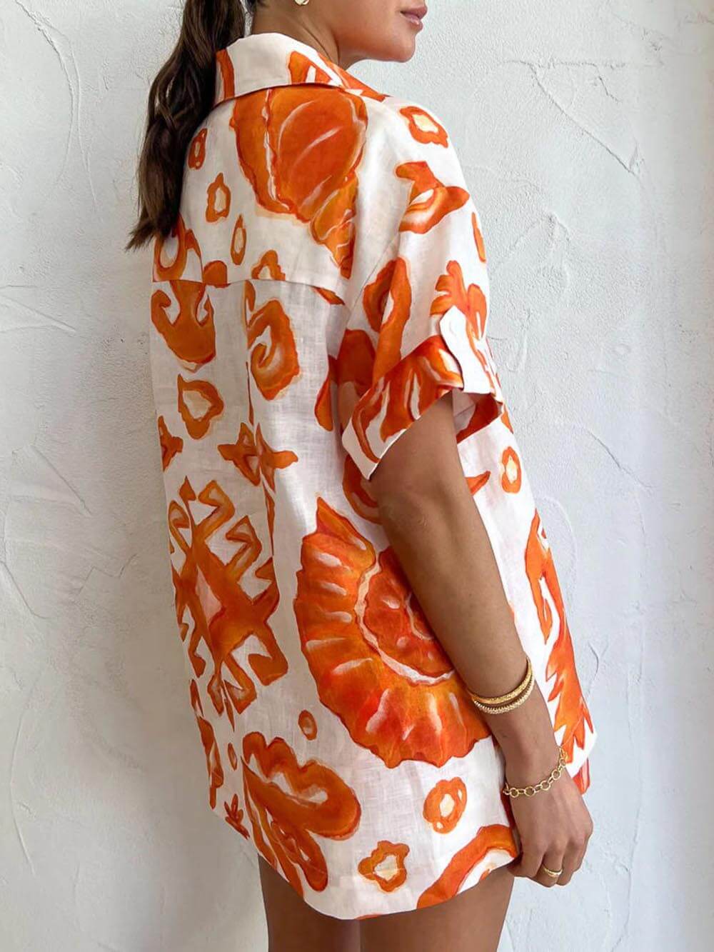 Conjunto de camisa larga com lapelas e calções com estampado exclusivo