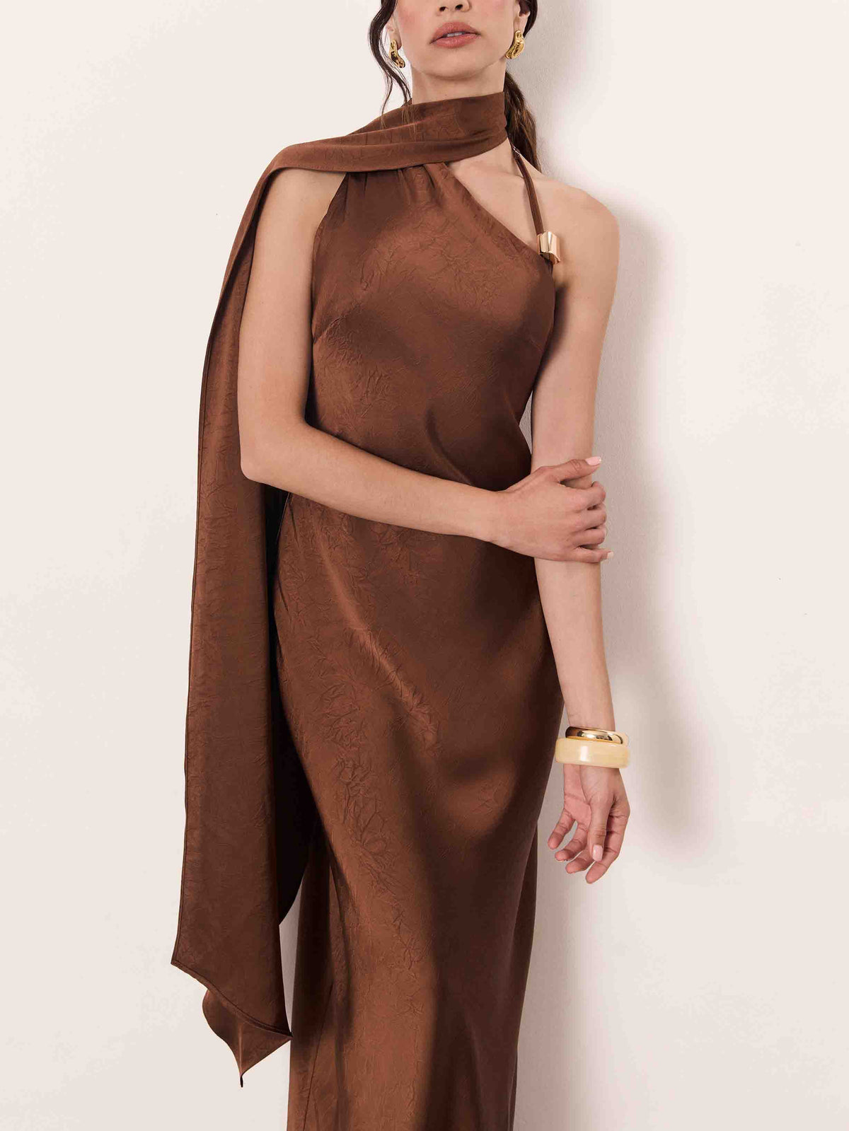 Vestido largo elegante de satén, bronce y de un solo hombro