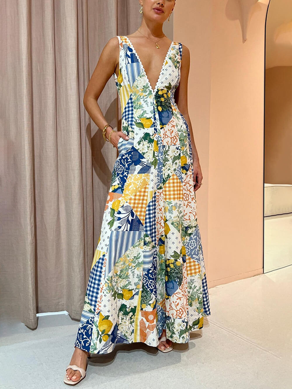 Vestido casual sem mangas com decote em V amplo e estampado