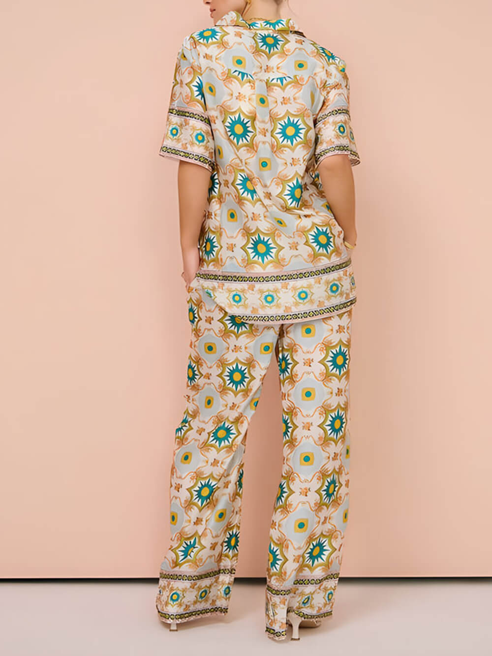 Fato de duas peças com estampado étnico, composto por top casual elegante e calças de perna larga