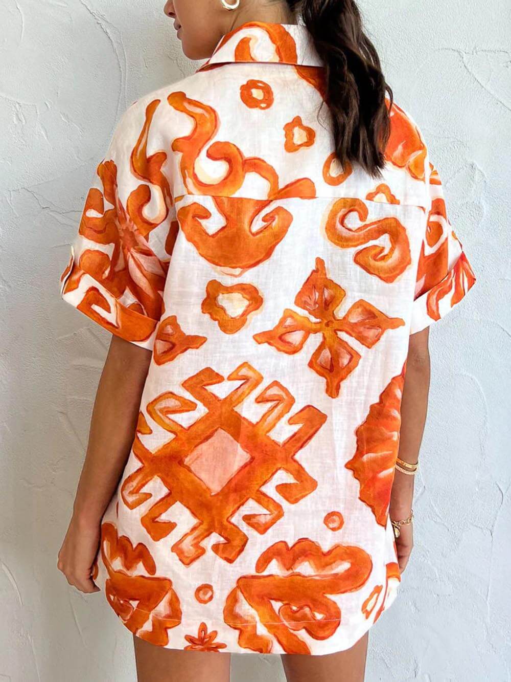 Conjunto de camisa larga com lapelas e calções com estampado exclusivo