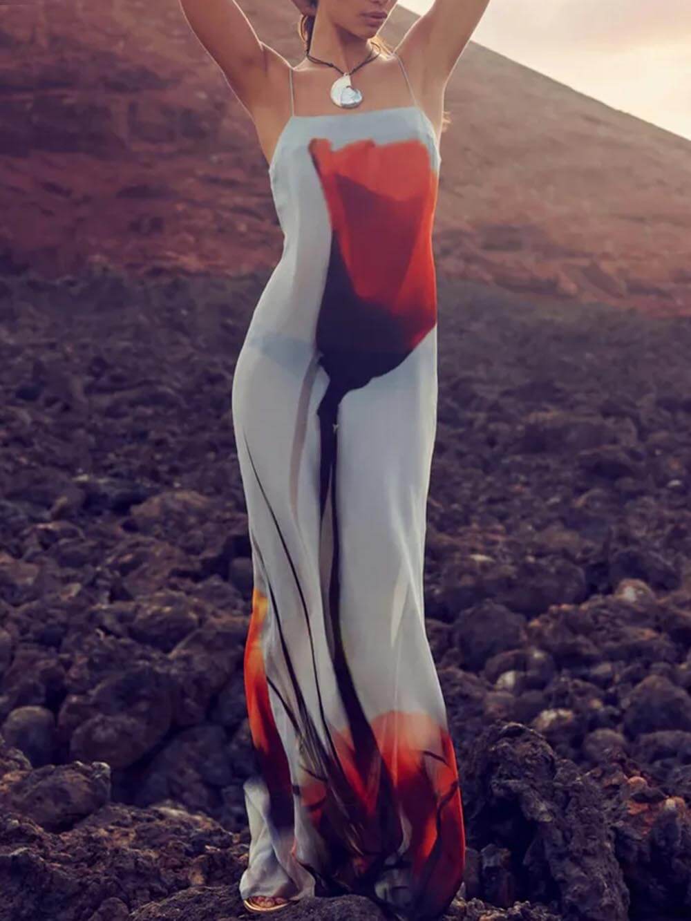 Vestido maxi evasé para férias, com alças finas e padrão abstrato de tulipas