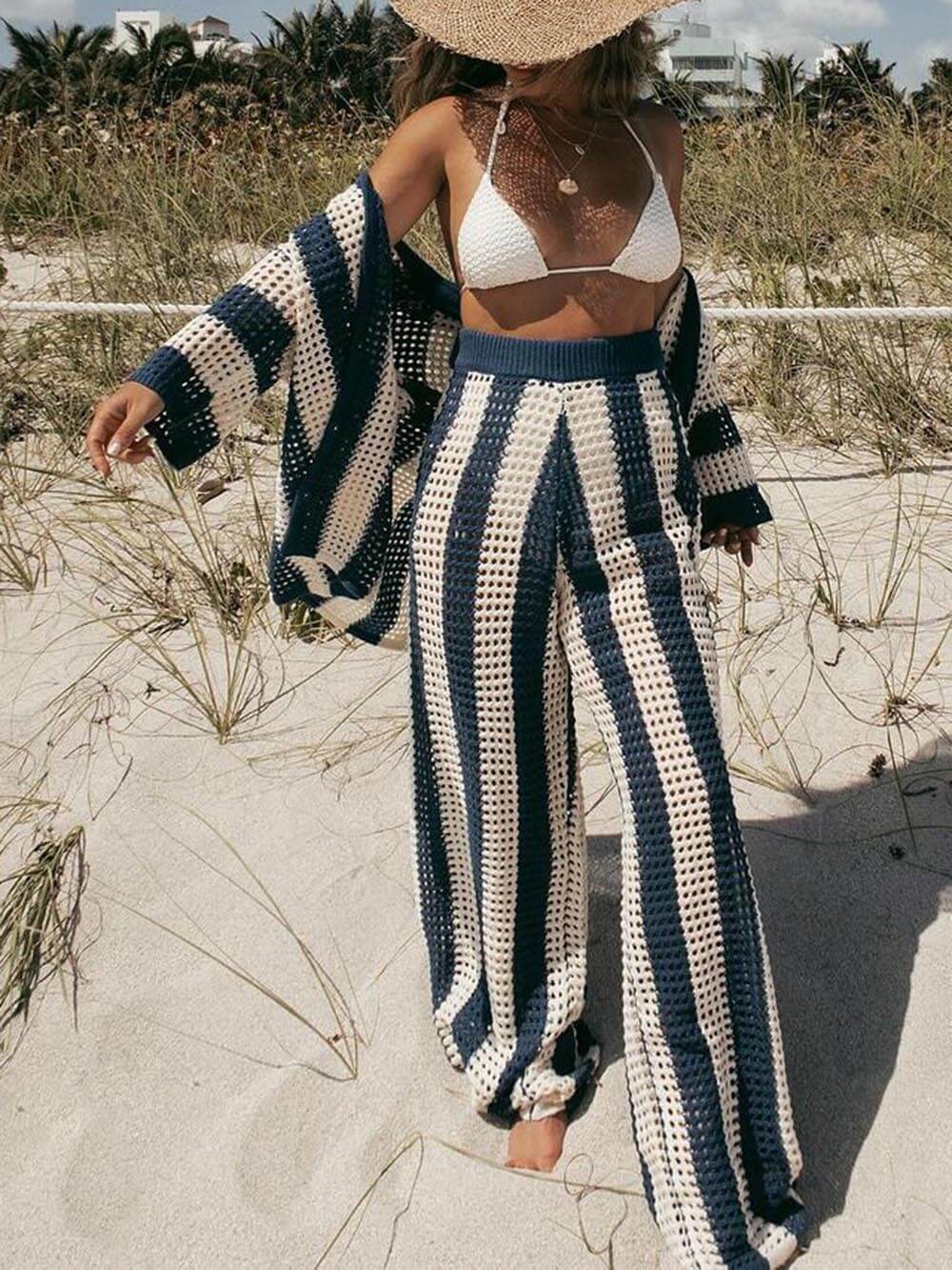 Conjunto de camisa às riscas, larga, com decote em V e recortes, e calças de perna larga