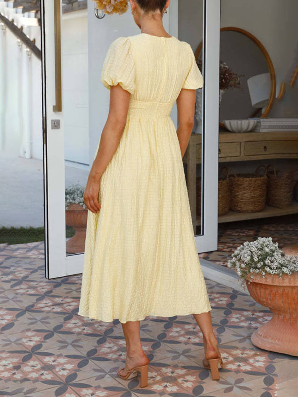 Vestido comprido oversized com mangas de balão e decote em V