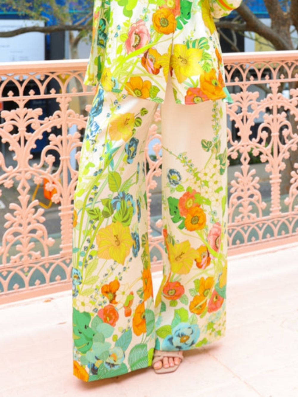 Pantalones holgados de pierna ancha con bolsillos y estampado floral