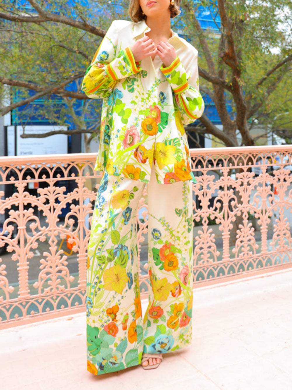 Pantalones holgados de pierna ancha con bolsillos y estampado floral