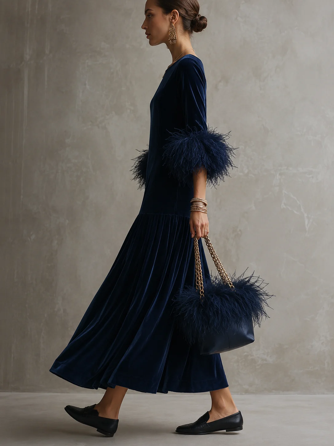 Abito lungo blu navy dal taglio morbido in velluto di lusso vintage, con bordo di piume