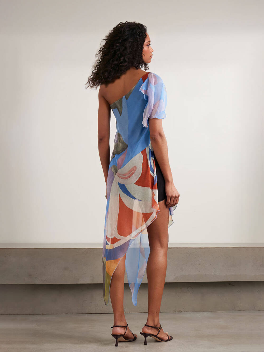 Vestido midi assimétrico original de chiffon estampado, de um ombro só