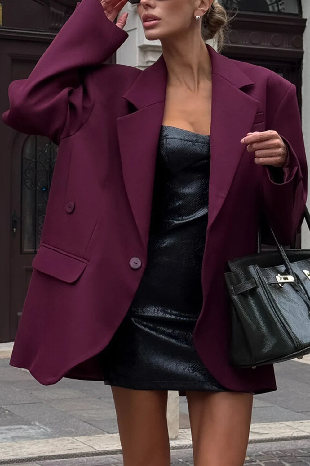 Blazer oversized cor de vinho para mulher, com abotoamento simples e lapelas de bico