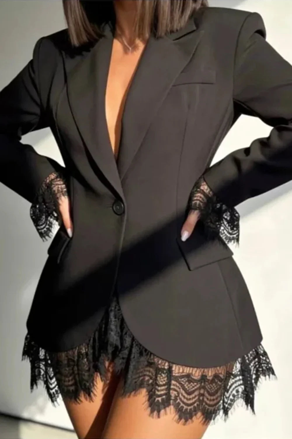 Blazer preto de corte à medida para mulher, de abotoamento simples e com acabamento em renda