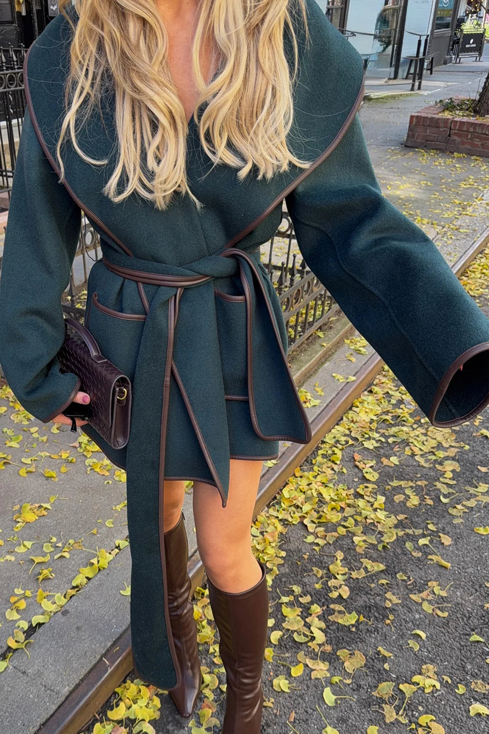 Cappotto da donna verde scuro con cintura, profili a contrasto e maniche ampie