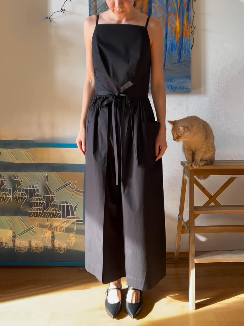 Vestido chaleco único con abertura lateral, cordones y bolsillos