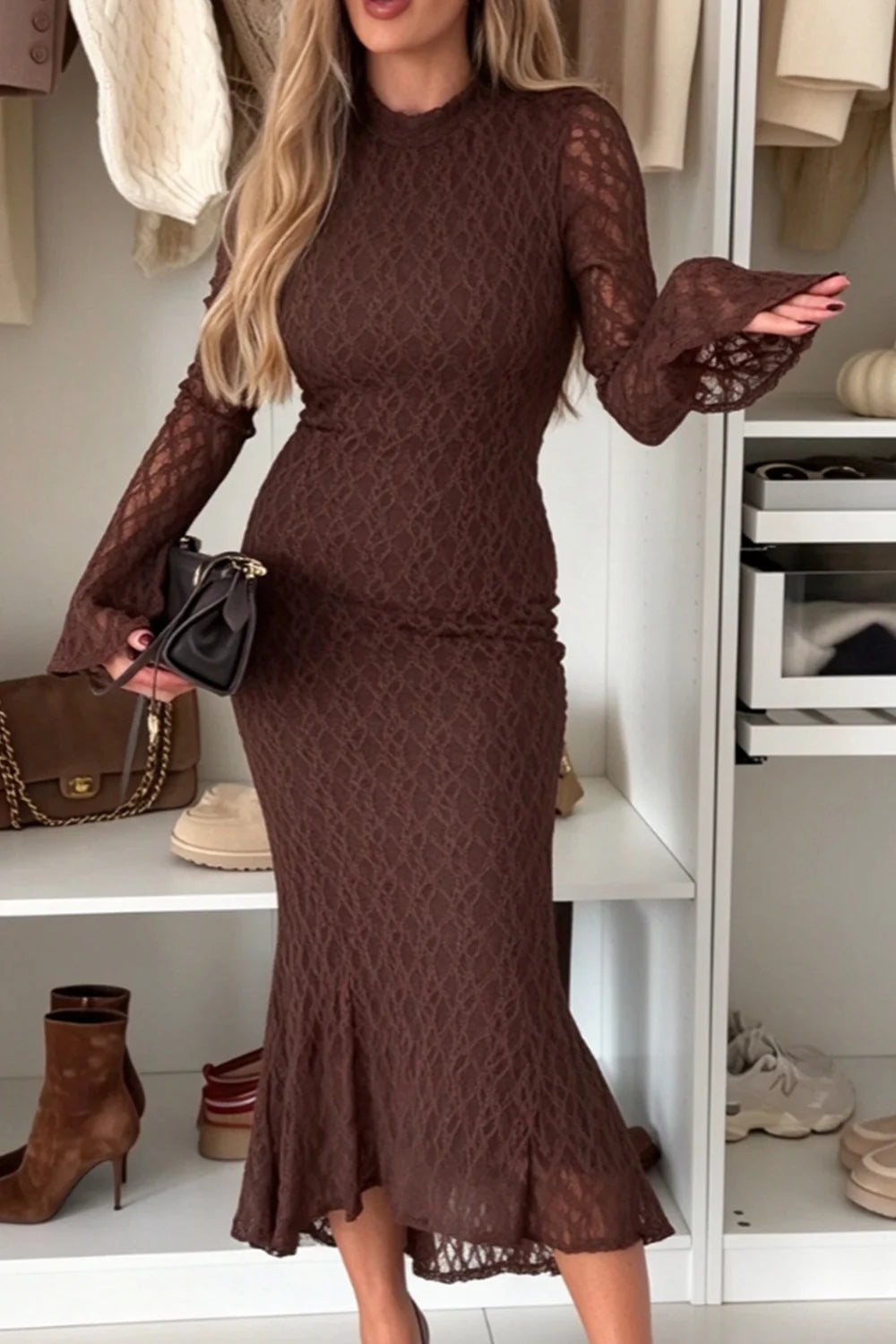 Braunes Midikleid in Meerjungfrauenform mit Stehkragen, langen Ärmeln und Spitze