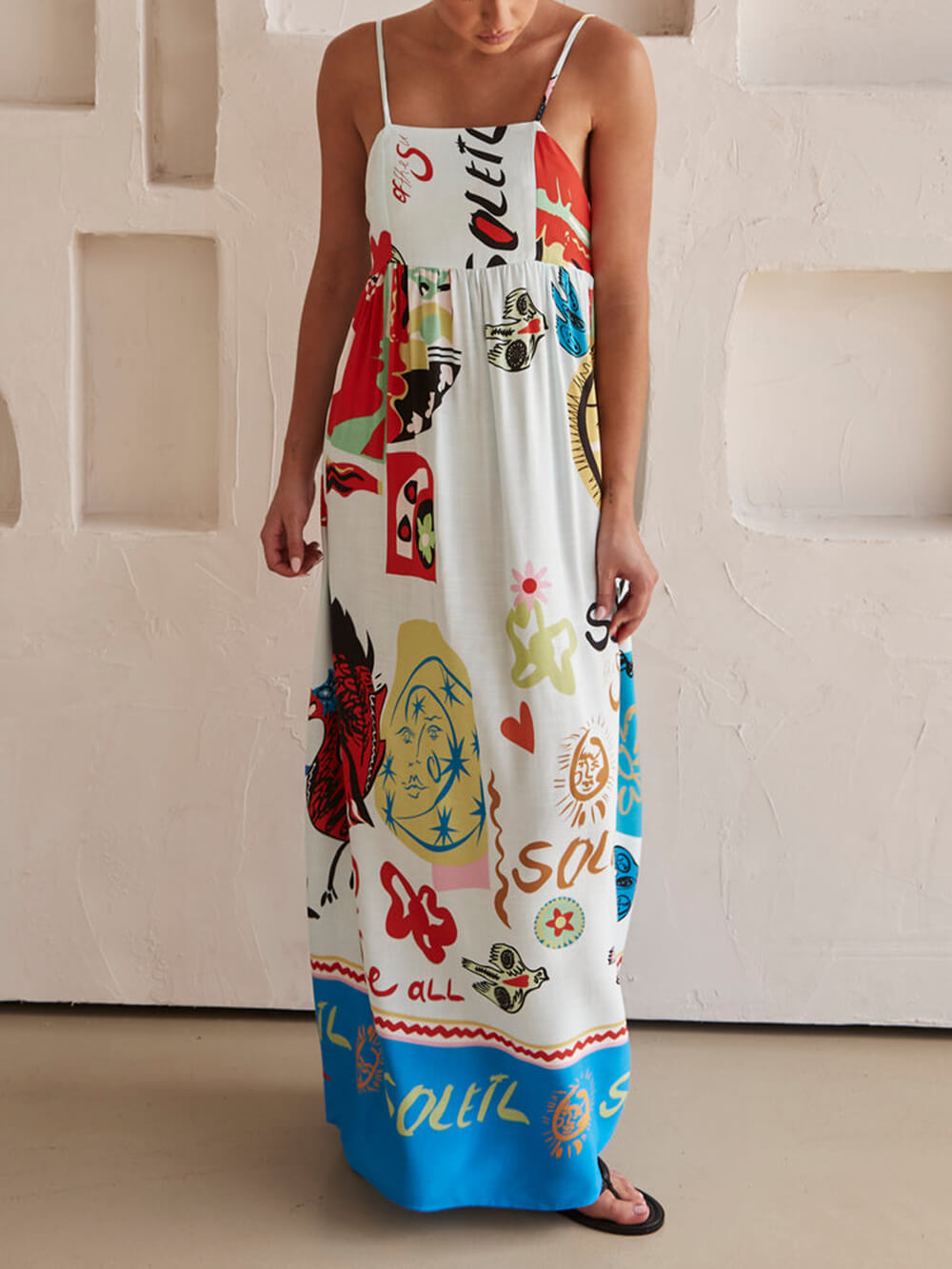 Vestido largo de satén con estampado exclusivo y un toque refinado