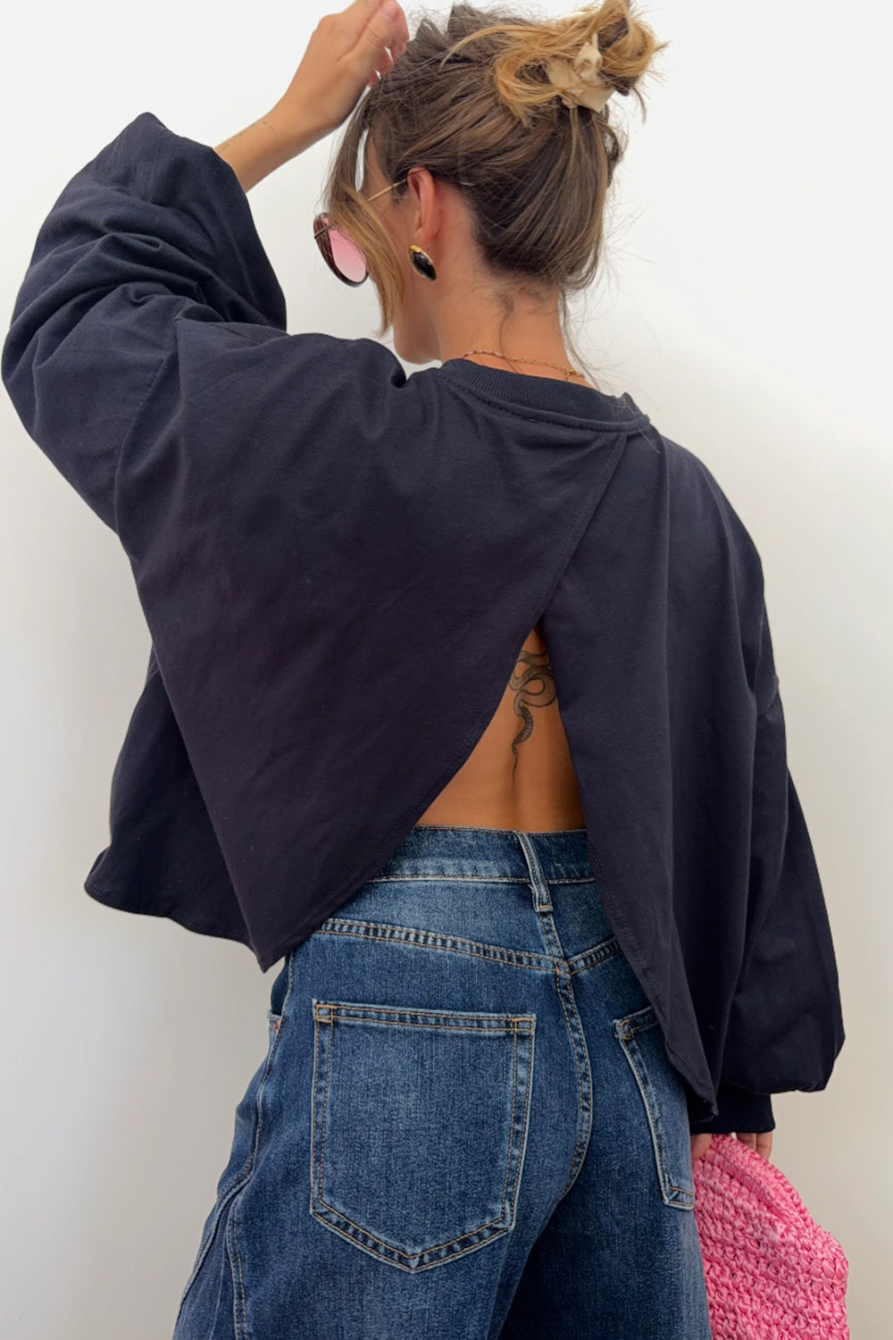 Blusa cropped oversized de mangas compridas