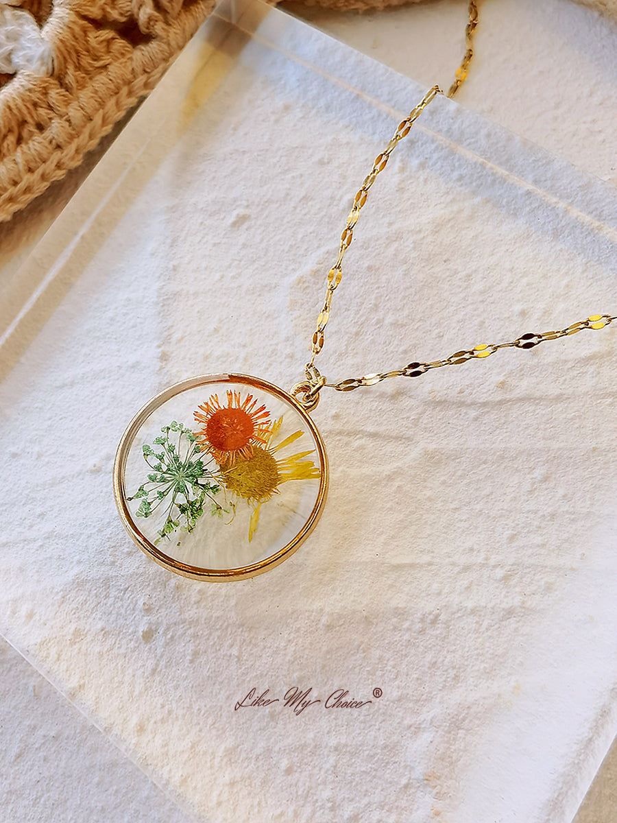 Colar com flores prensadas - margarida girassol em resina