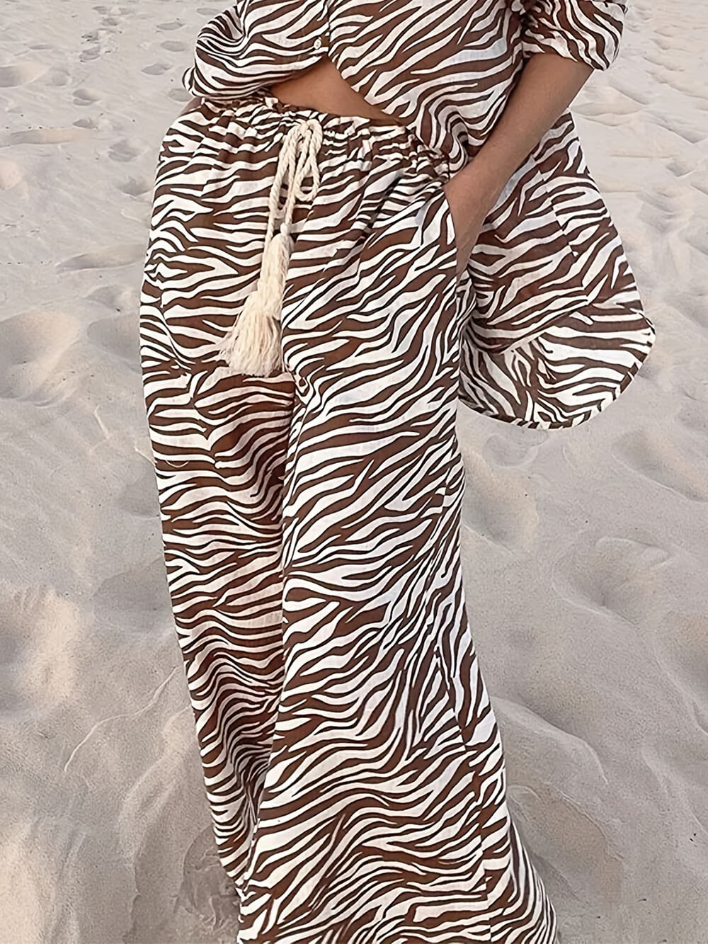 Calças largas com cordão e estampado de zebra, gola aberta com botões