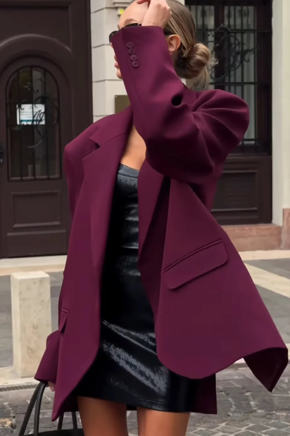 Blazer oversized cor de vinho para mulher, com abotoamento simples e lapelas de bico