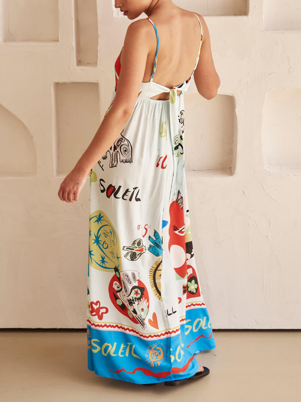 Vestido largo de satén con estampado exclusivo y un toque refinado