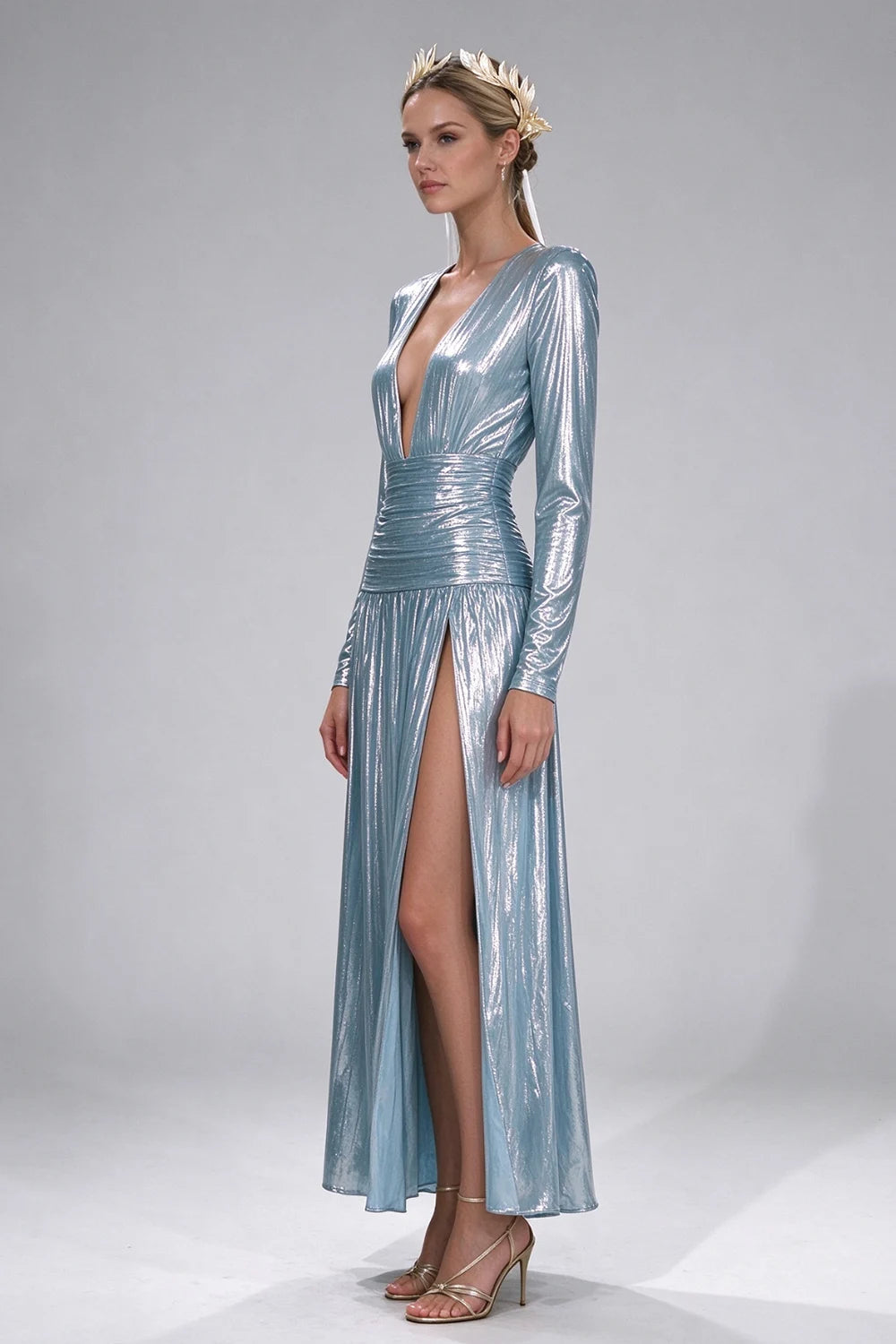 Vestido maxi de noite metálico, com decote em V profundo, mangas compridas e racha alta