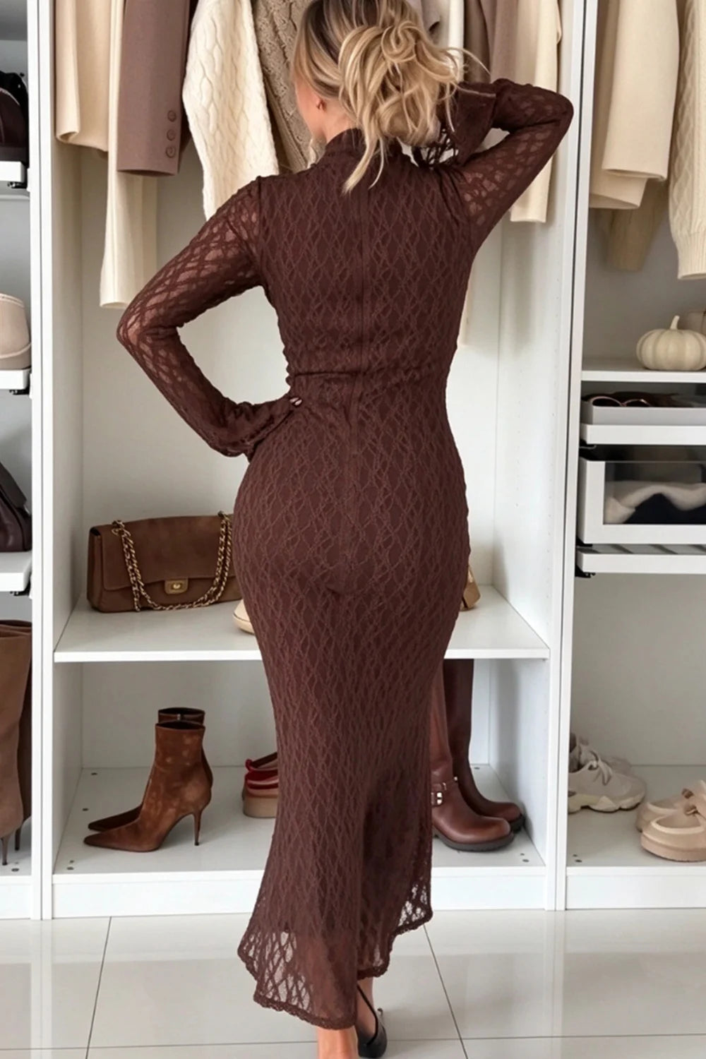 Braunes Midikleid in Meerjungfrauenform mit Stehkragen, langen Ärmeln und Spitze