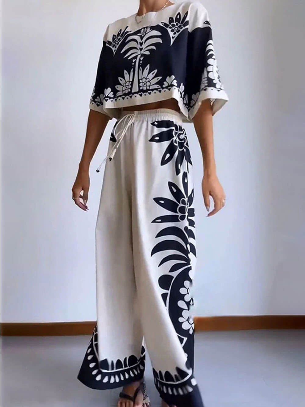 Traje holgado de manga corta con estampado étnico