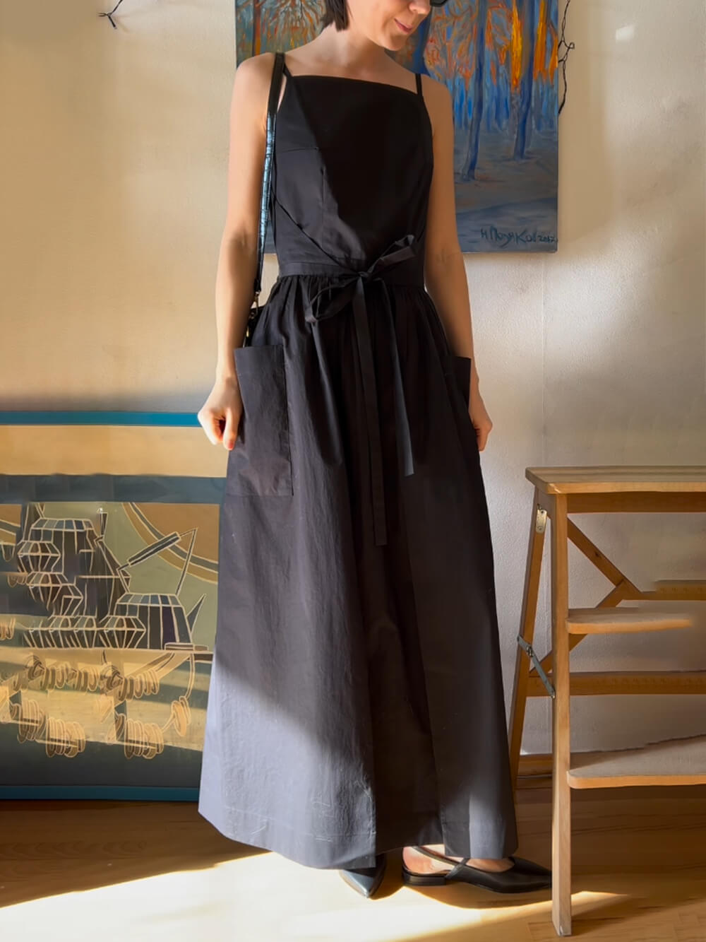 Vestido chaleco único con abertura lateral, cordones y bolsillos