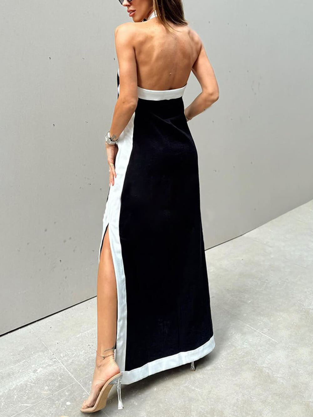 Vestido maxi com blocos de cor, decote halter e racha