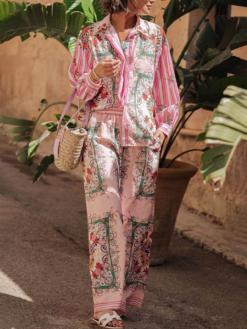 Pantaloni con tasche, vita elasticizzata e stampa floreale originale