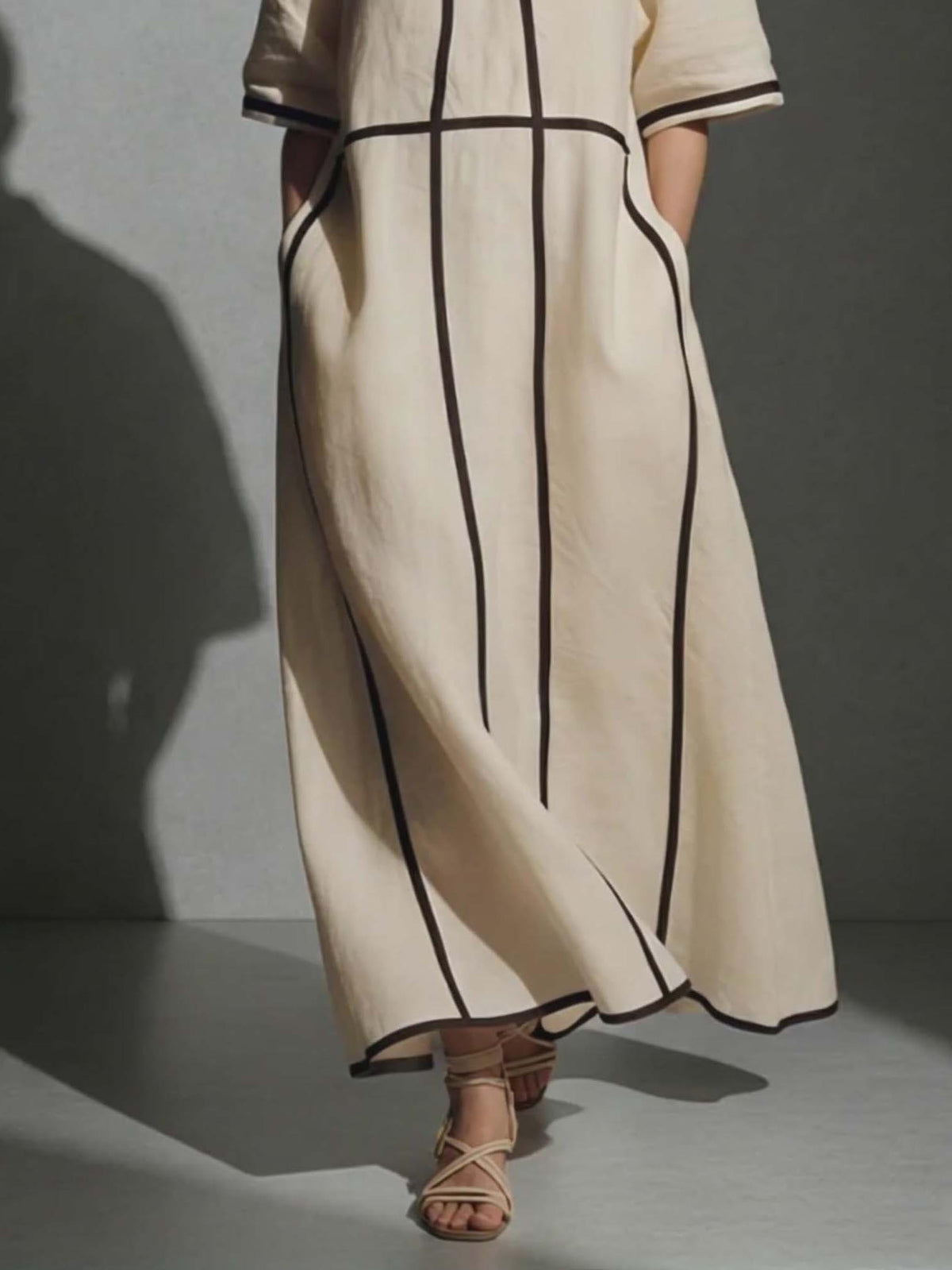 Robe midi minimaliste en lin beige avec passepoil noir