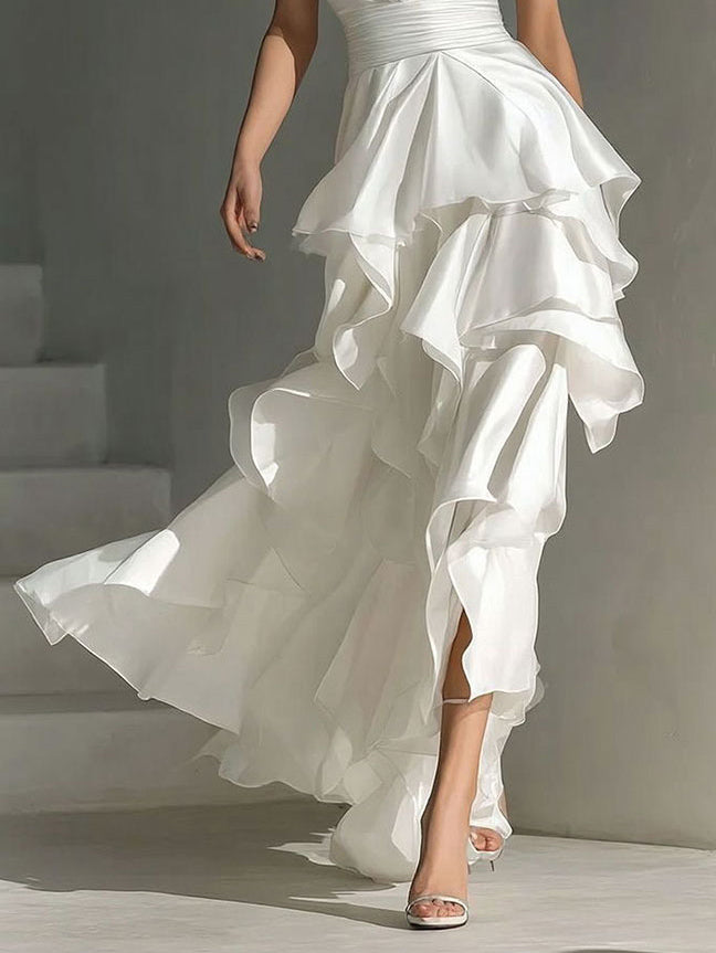 Elegante vestido largo de satén con escote profundo en V y volantes en capas