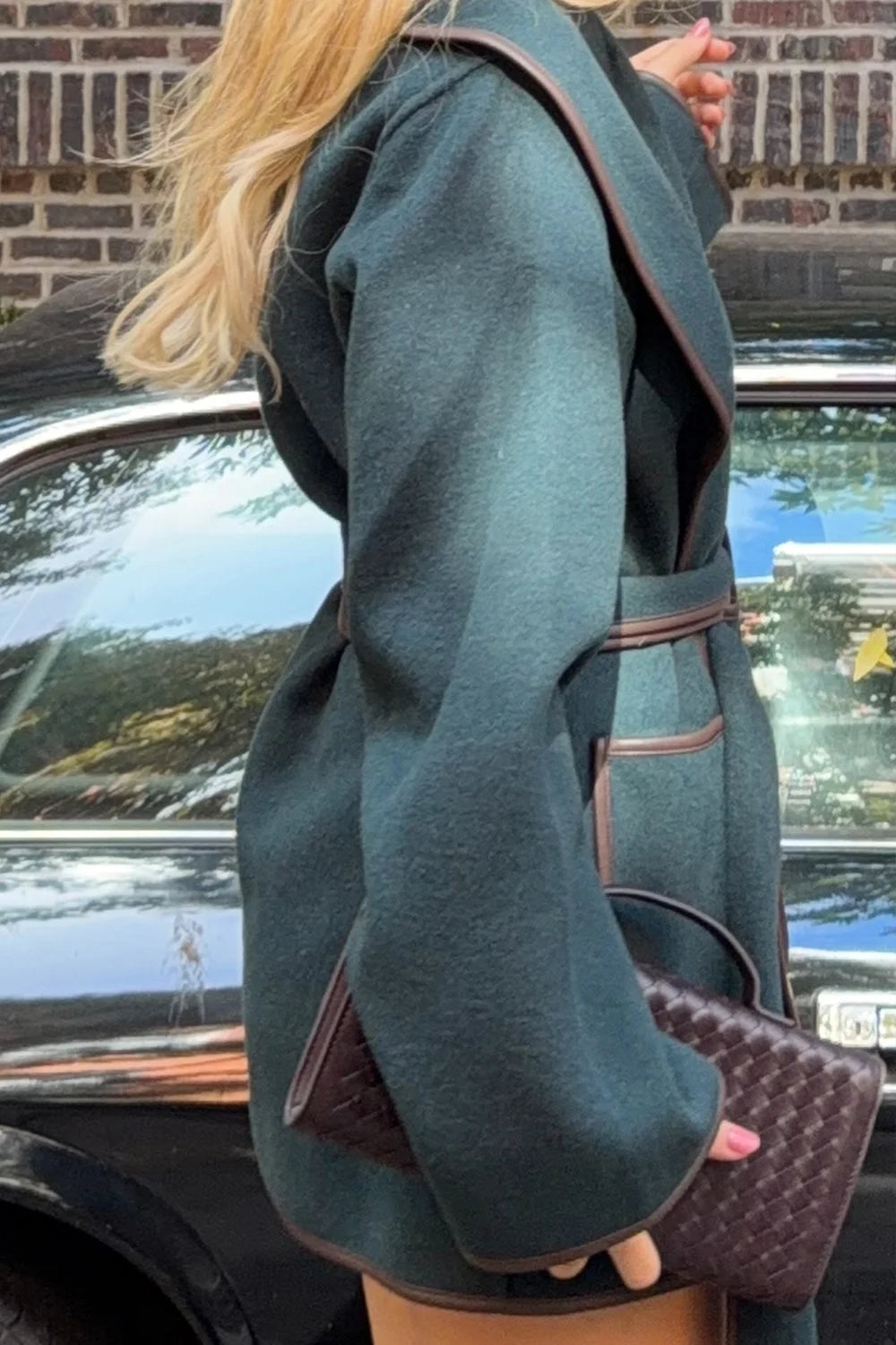 Cappotto da donna verde scuro con cintura, profili a contrasto e maniche ampie