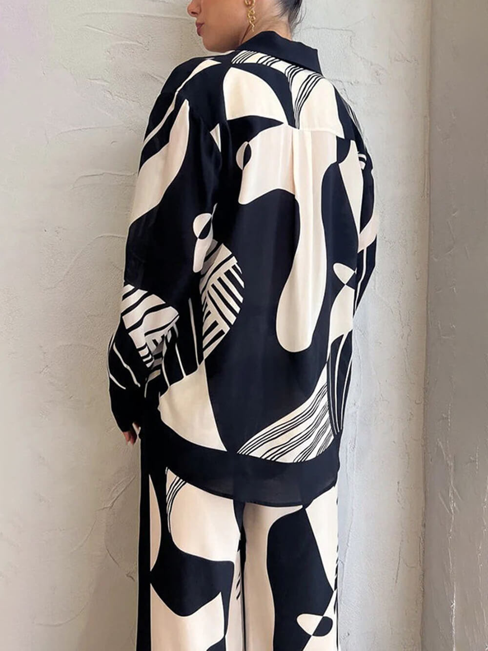 Conjunto de calças largas e soltas com estampado de graffiti moderno